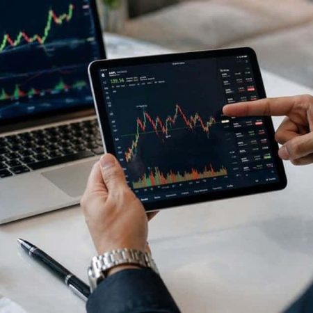 Long-Term Investing vs. Swing Trading: Weighing the Best Strategy for Beginners
